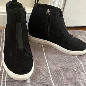 Excellent condition, only worn once- practically brand new!